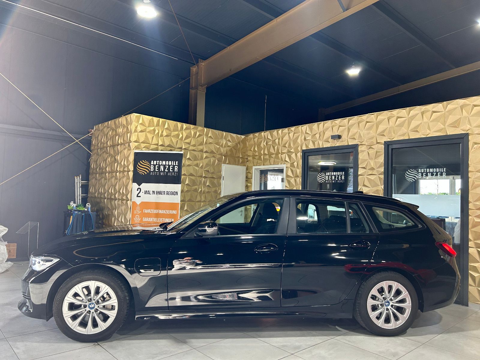 Fahrzeugabbildung BMW 3 Touring 330 e Advantage/8-FACH/APPLE/TEMPOMAT/