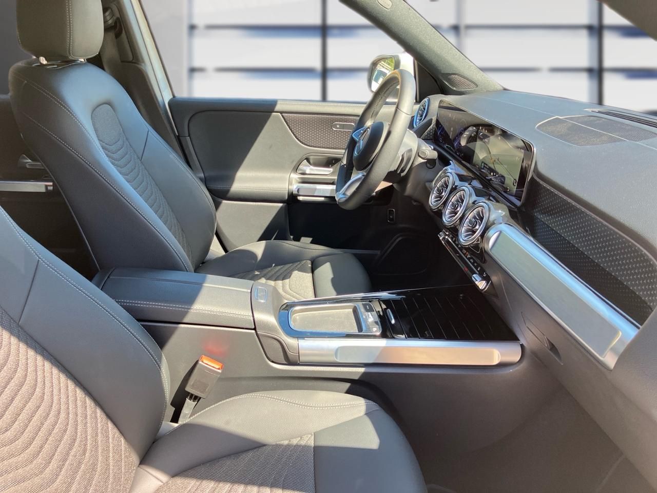 Fahrzeugabbildung Mercedes-Benz EQB 250+ BONUS+FAHRASSISTENT+LENKRADHEIZ+AMBIENT
