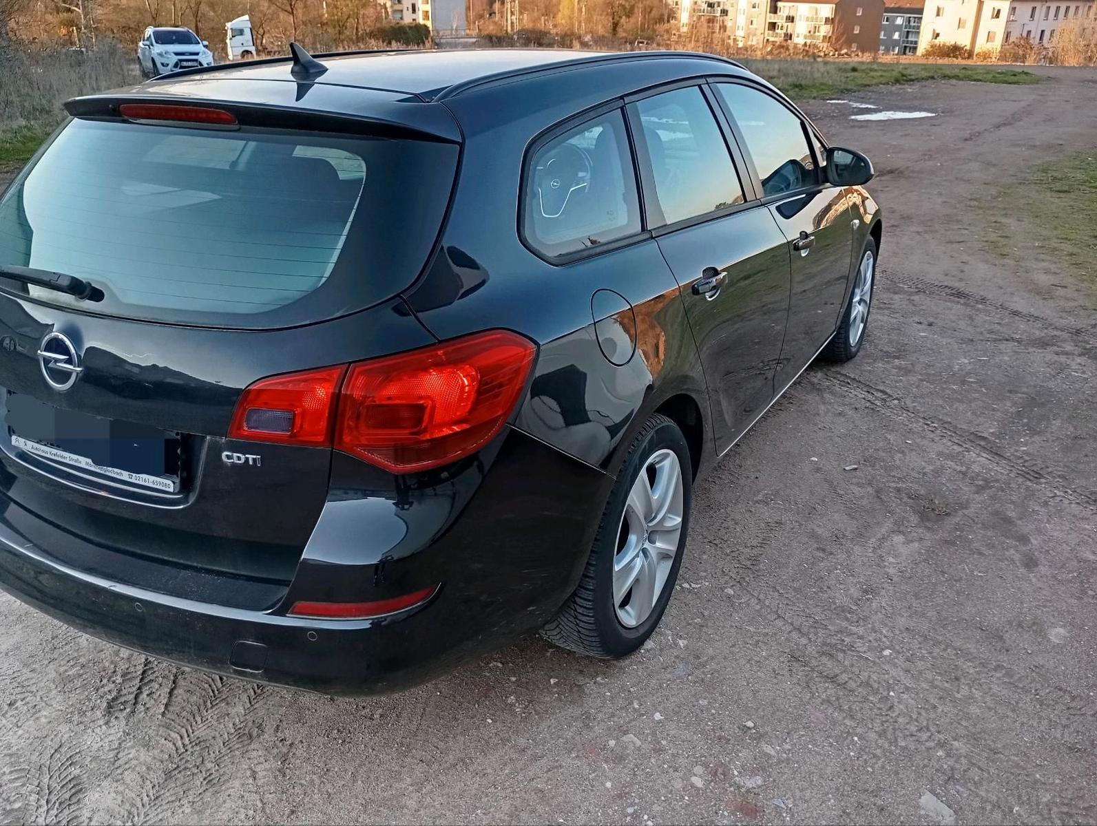 Opel Astra 2011 — interior