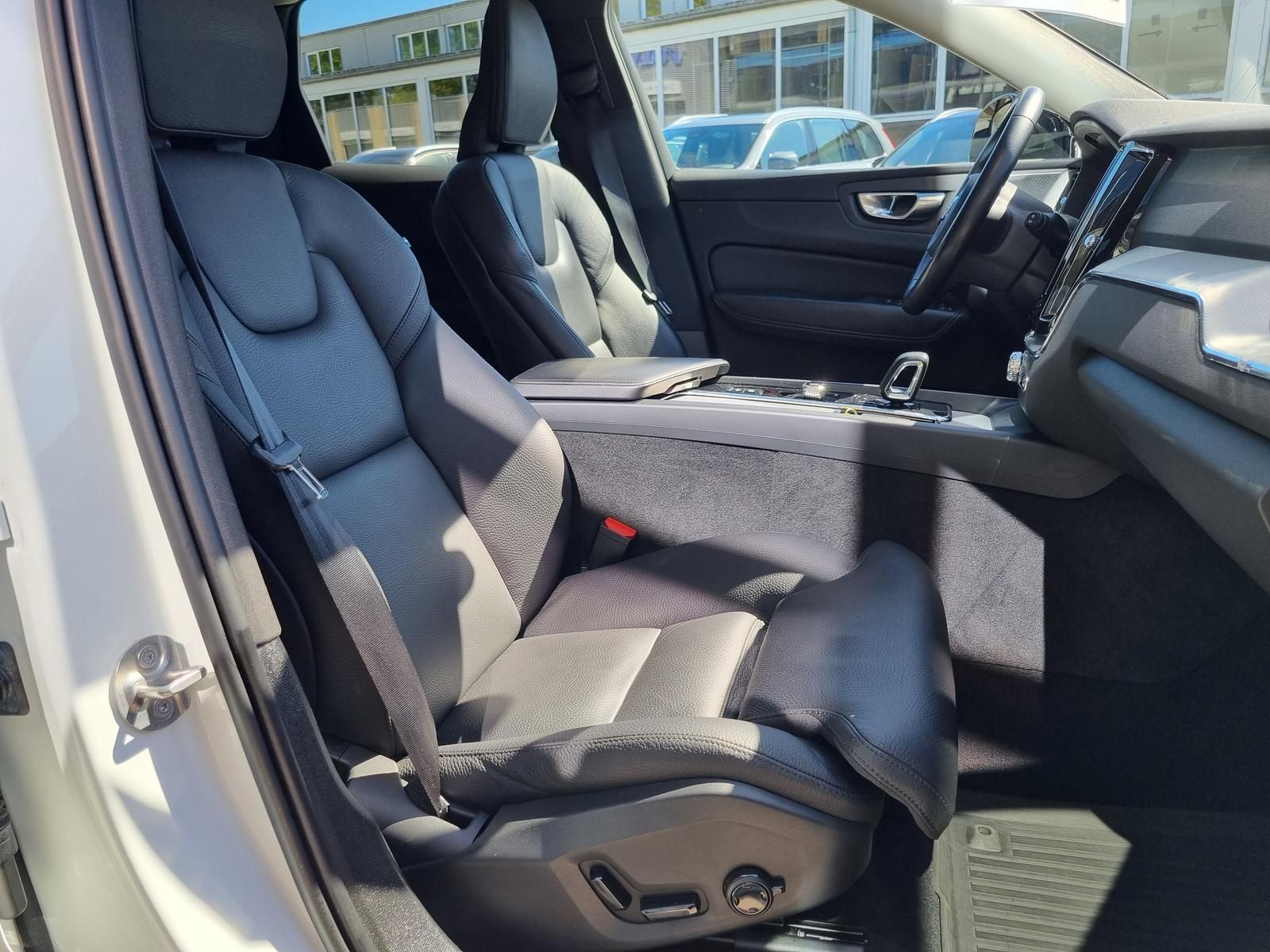 Fahrzeugabbildung Volvo XC60 B5 AWD Plus Dark 'ACC, AHK, CTA, BLIS'