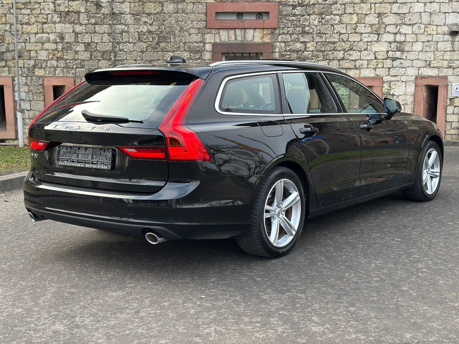 Fahrzeugabbildung Volvo V90 KOMBI GEARTRONIC MOMENTUM*PANO+LEDER*