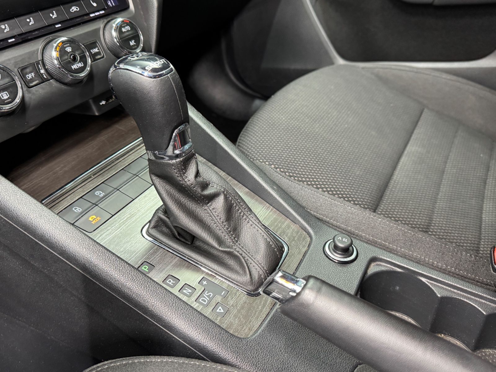 Fahrzeugabbildung SKODA Octavia Combi Scout 4x4|NAVI|XENON|CANTON|