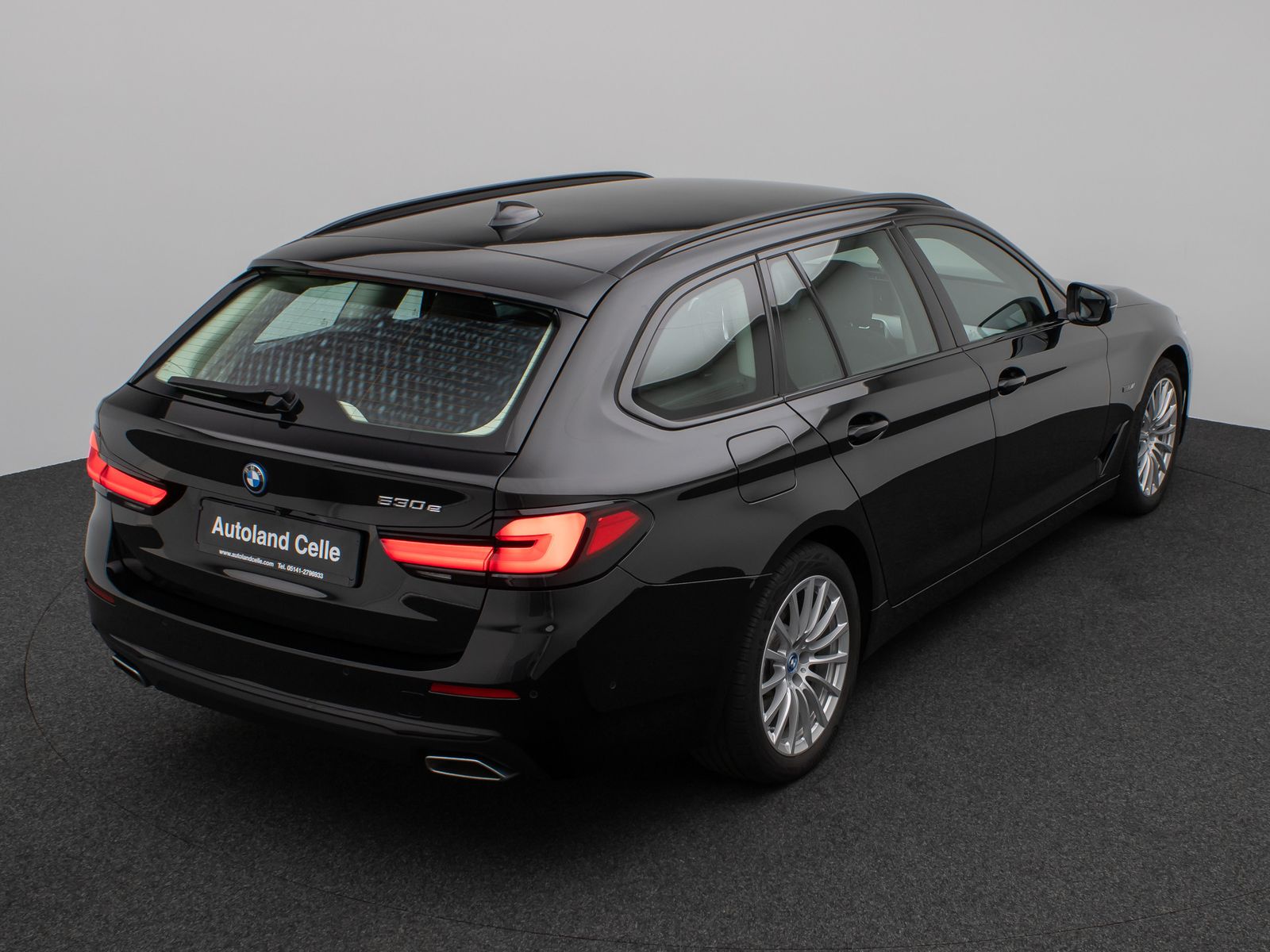 Fahrzeugabbildung BMW 530e Kamera DAB WLAN CockPitPro ACC Alarm LED