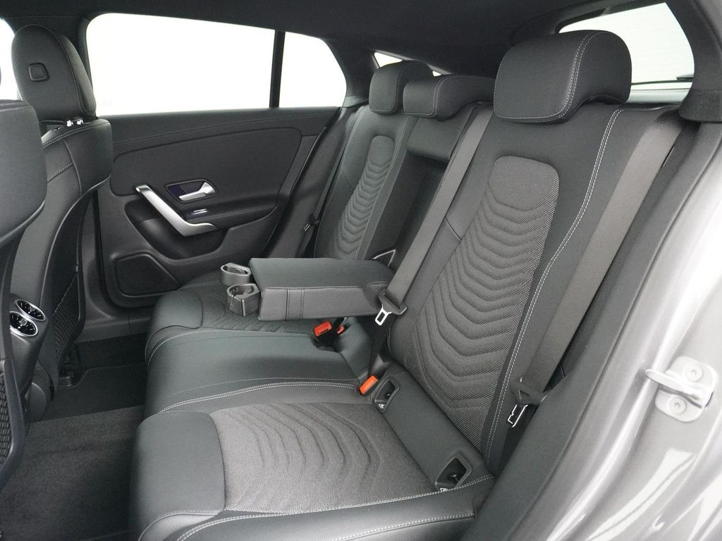 Mercedes-Benz CLA 180 Shooting Brake Star Edition Luxury Line