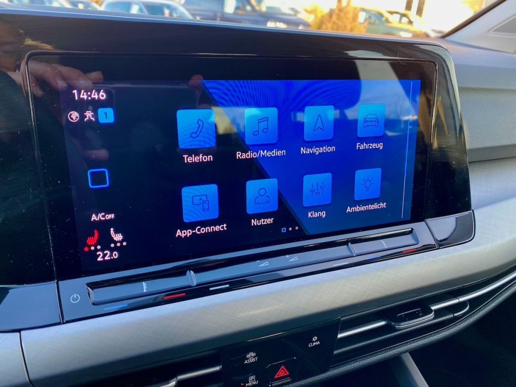 Fahrzeugabbildung Volkswagen Golf Variant 1.5 DSG Life AAC LED SHZ CARPLAY