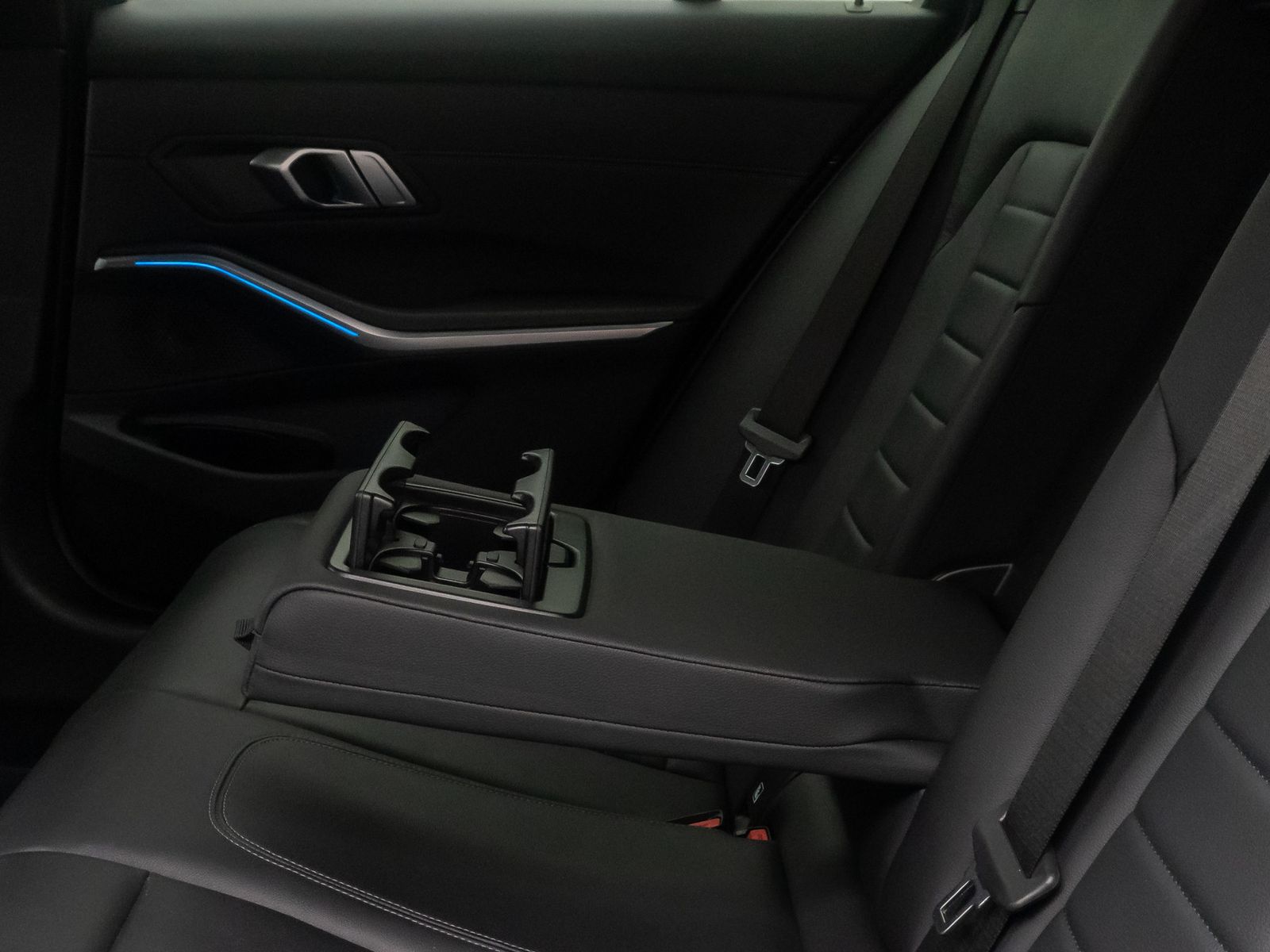 Fahrzeugabbildung BMW 330e M Sport DAB HiFi Komfort Individual 18Zoll