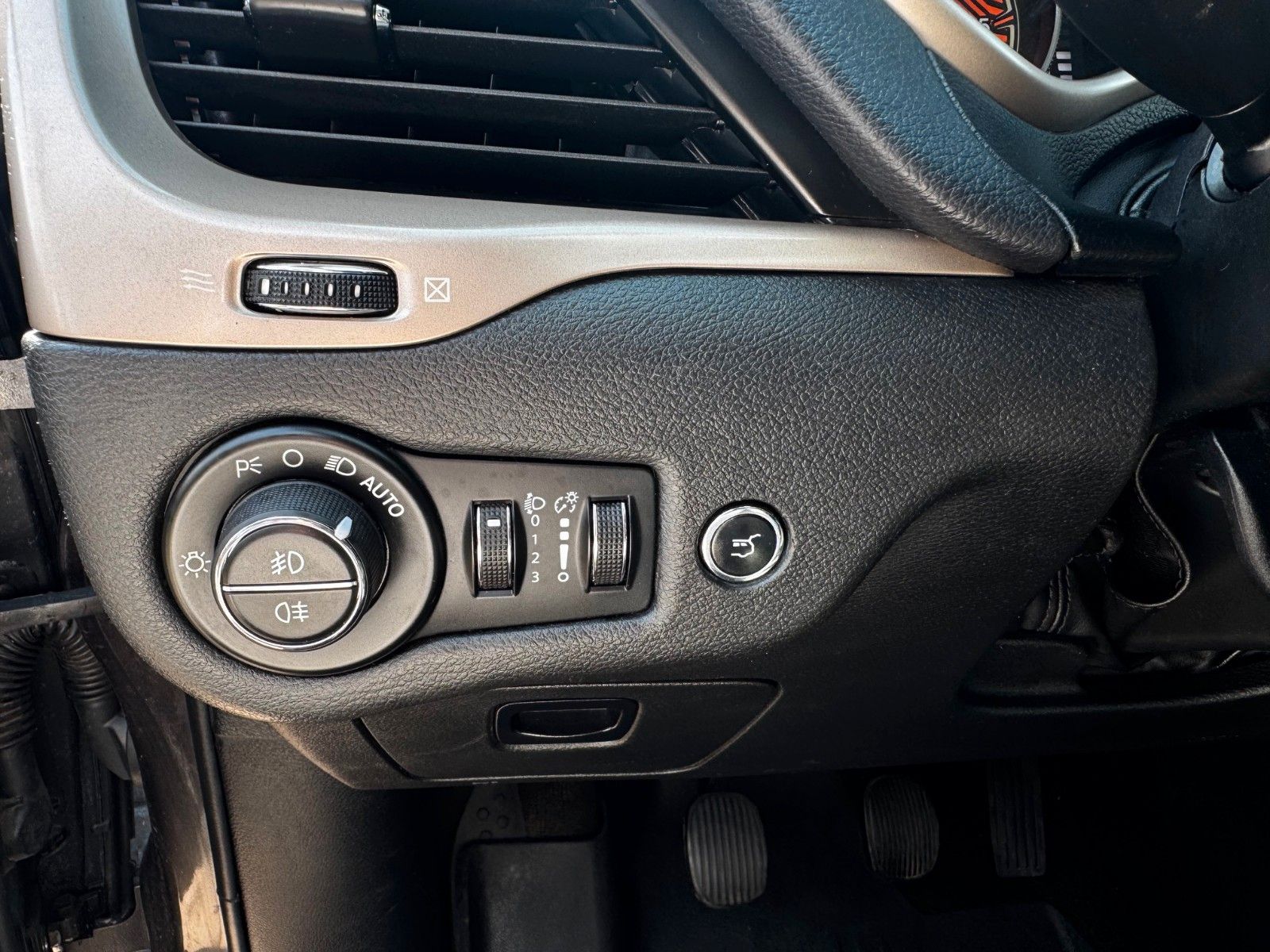 Fahrzeugabbildung Jeep JEEP CHEROKEE LONGITUDE 2.0L 4WD ALLRAD