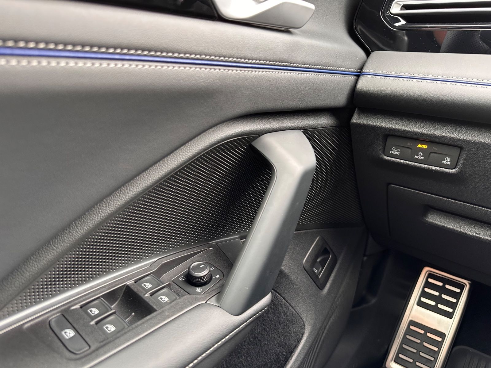 Fahrzeugabbildung Volkswagen Tiguan 2.0 TDI 4M R-Line AHK/Black/Pano/ACC/LED