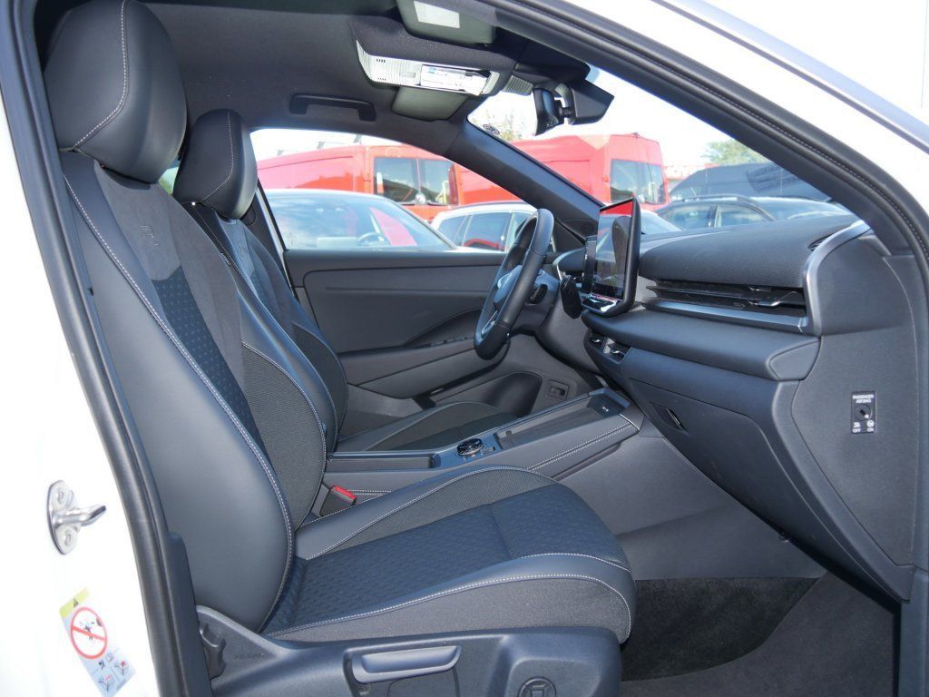 Volkswagen T-Roc 1.5 eTSI DSG R-Line ACC DigCockpit CAM IQ foto 4
