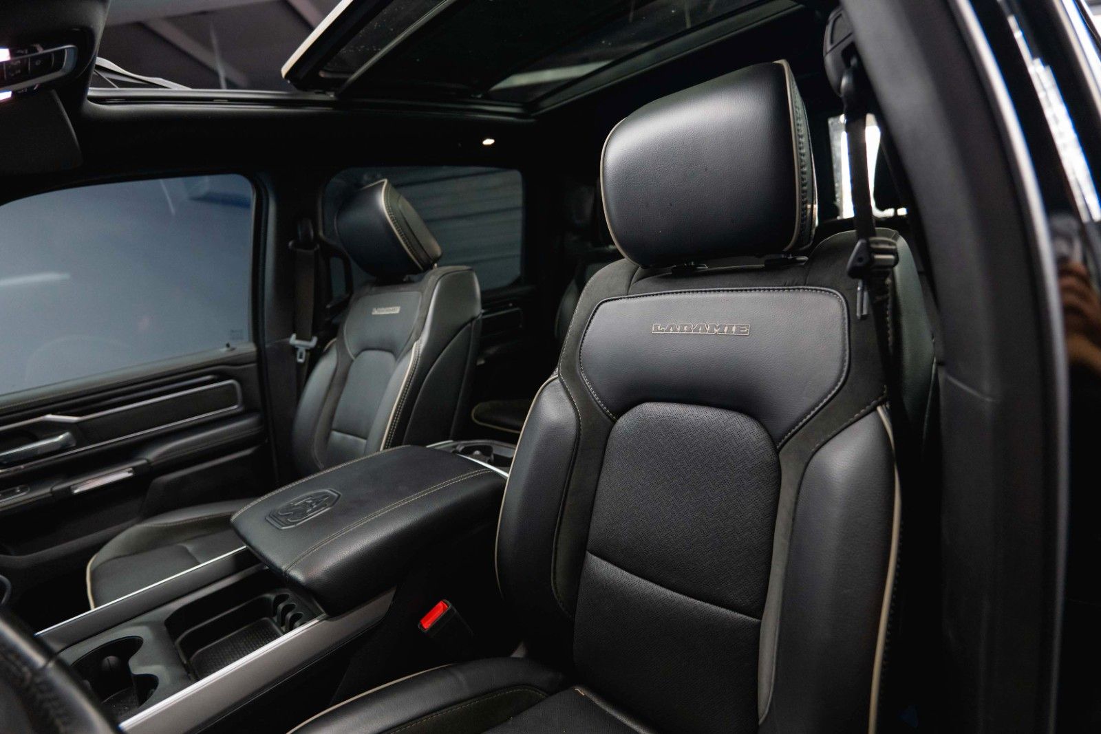 Fahrzeugabbildung Dodge RAM 5.7 V8 HEMI 4x4 Night LARAMIE Pano LED 19%