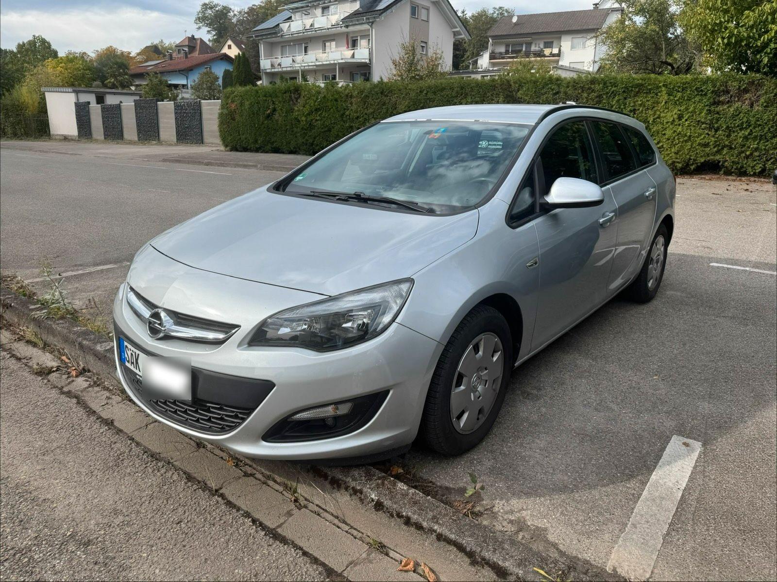 Opel Astra 2015 — rear view