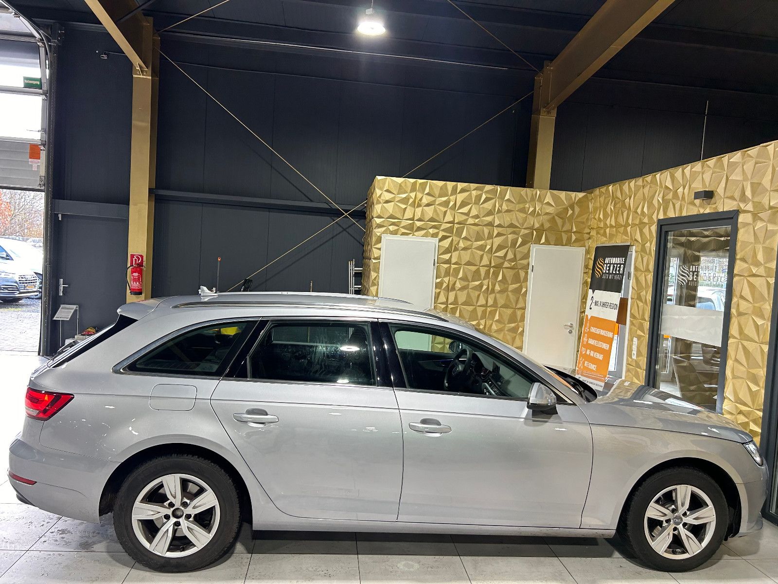 Fahrzeugabbildung Audi A4 Avant basis/PDC/APPLE/TEMPOMAT/AMBIENTE