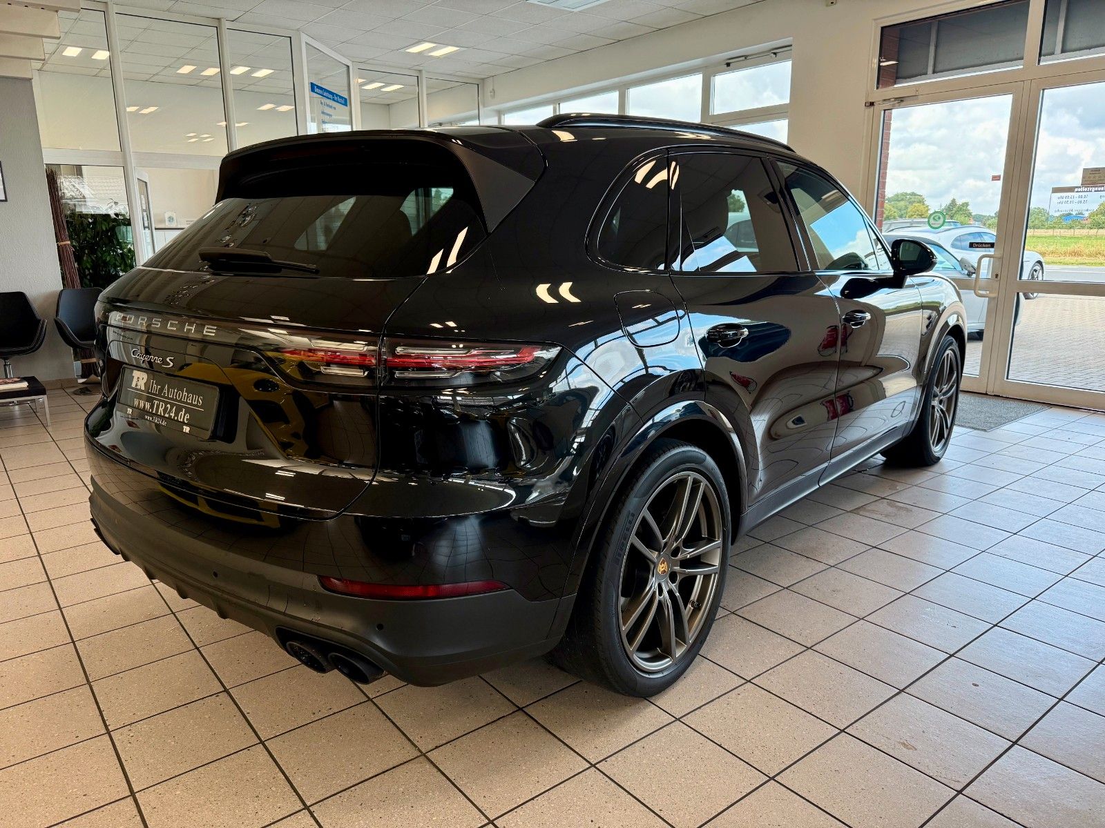 Fahrzeugabbildung Porsche Cayenne S Luftfederung/Panorama/ACC/SportChrono