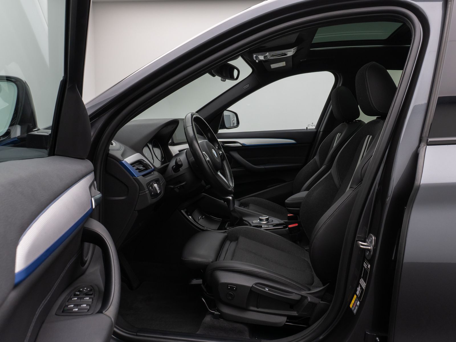Fahrzeugabbildung BMW X1 xD25e M Sport Panorama Kamera HUD DAB HiFi