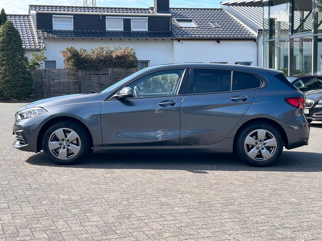 BMW 118i Aut. Limousine Advantage / Glasdach / WLAN