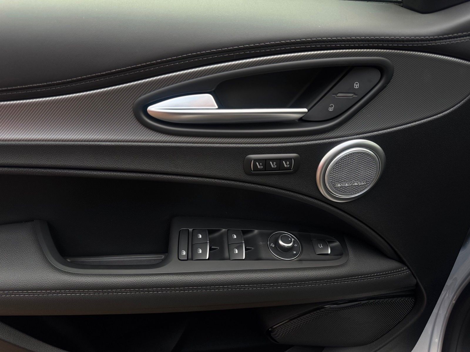 Fahrzeugabbildung Alfa Romeo Stelvio VELOCE 280PS AT8 Panorama Memory Leder