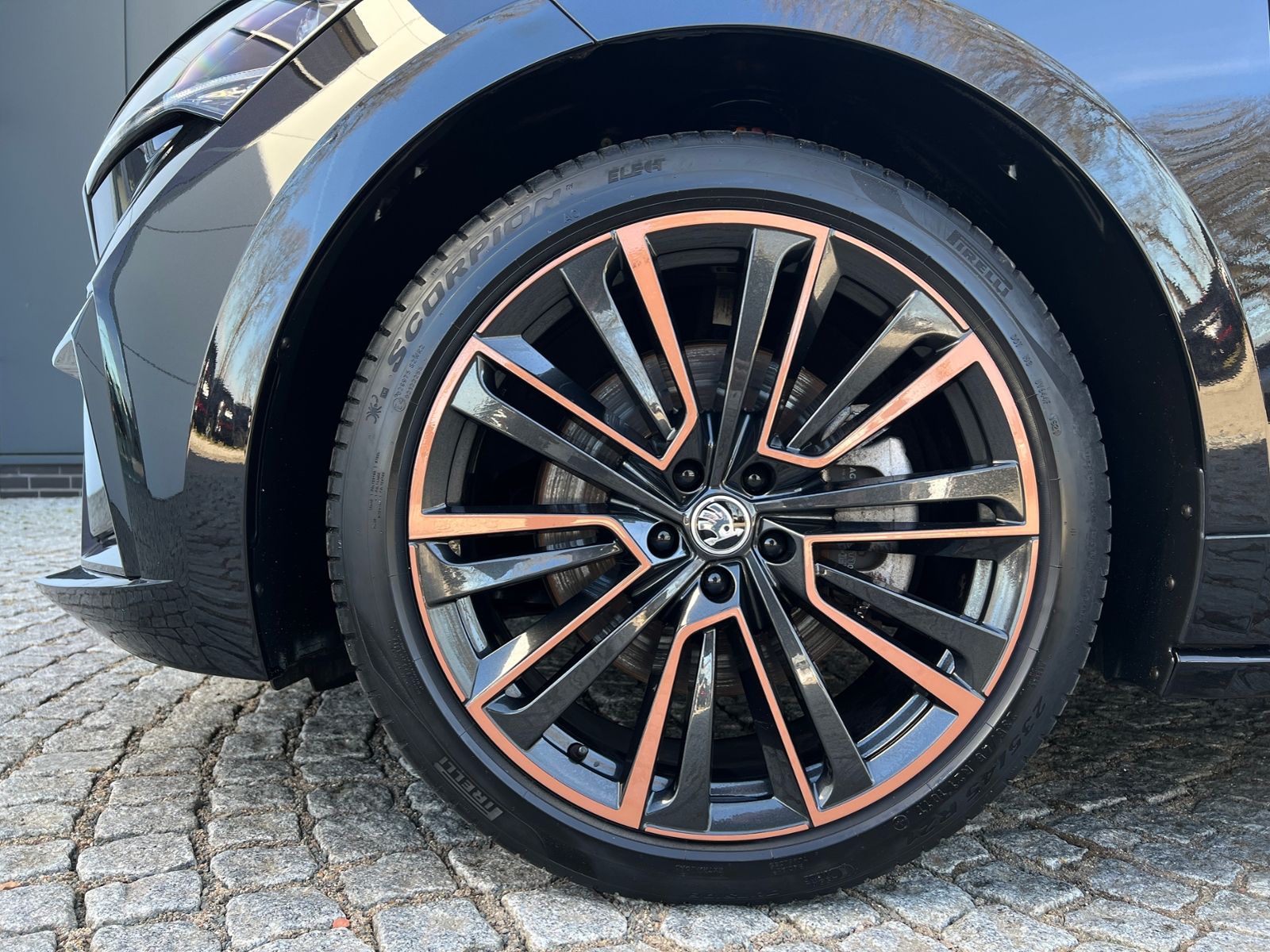 Fahrzeugabbildung SKODA Enyaq iV 80 Founders Edition *Wärmepumpe, Navi,