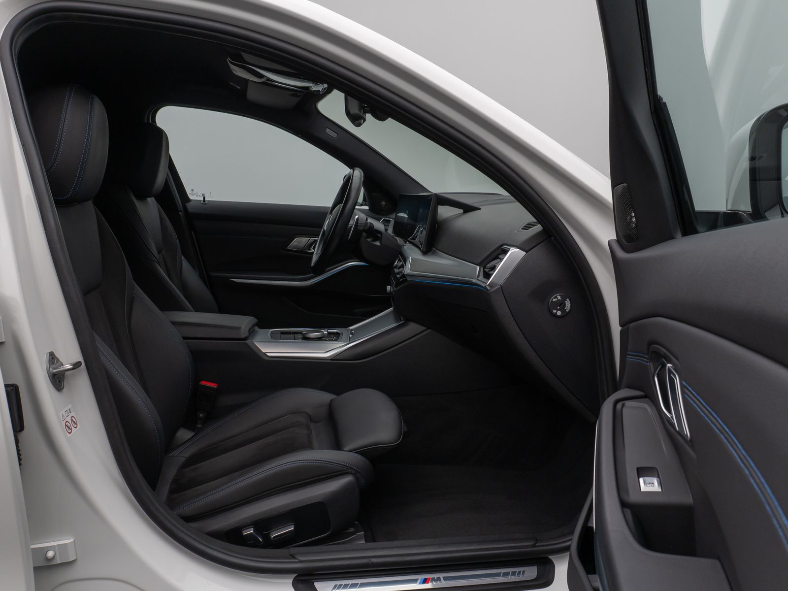 Fahrzeugabbildung BMW 320d xD M Sport Pro Kamera HUD DAB H/K AHK Komfo