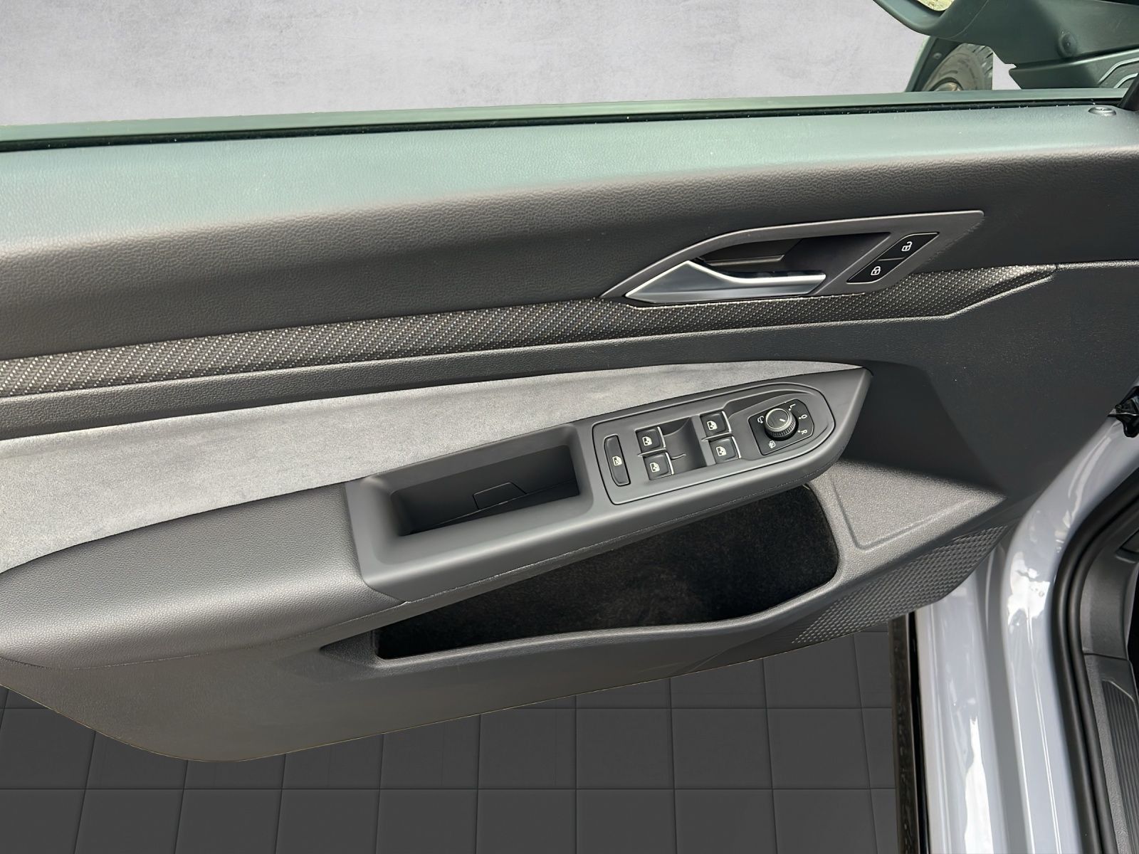 Golf VIII Variant R-Line 1.5 l eTSI DSG AHK*Navi