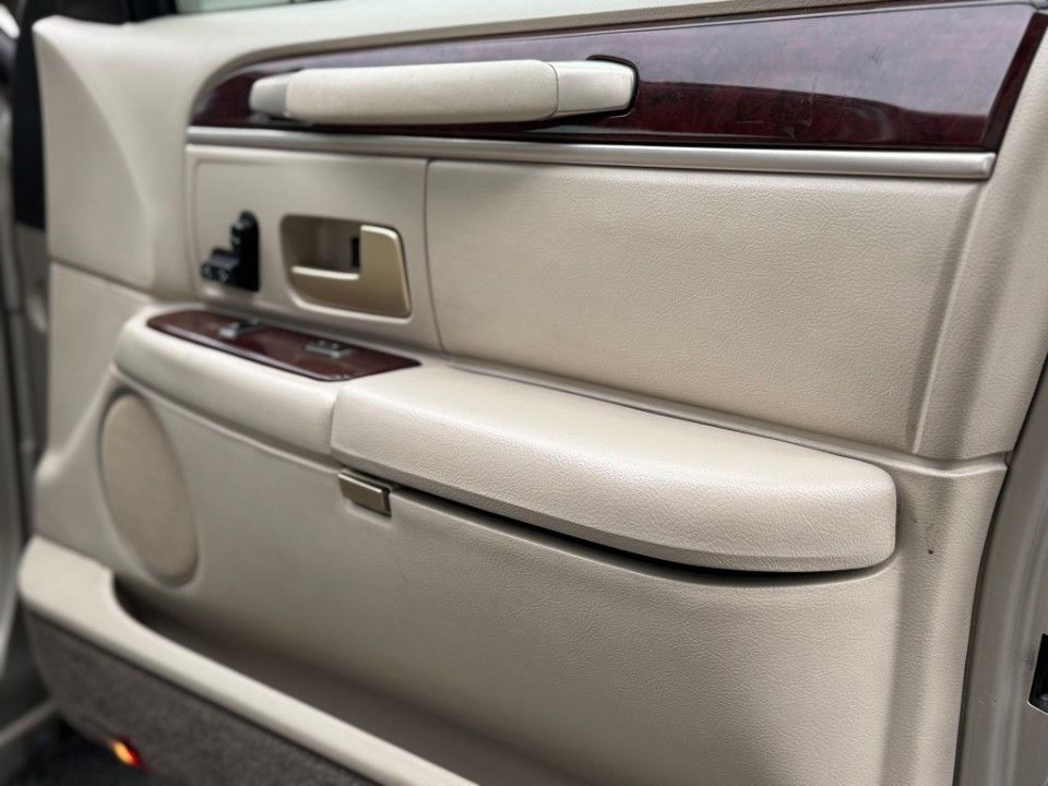 Fahrzeugabbildung Lincoln Town Car Signature Limited LPG HU AU Frisch