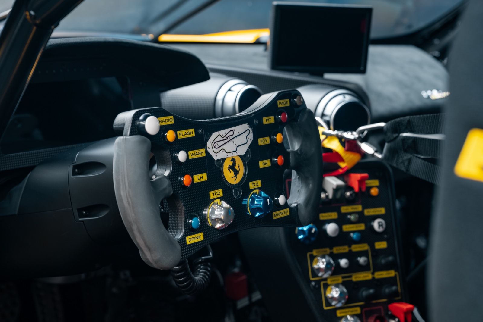 Fahrzeugabbildung Ferrari 296 Challenge TOP/PASSENGER SEAT/SILENCERS
