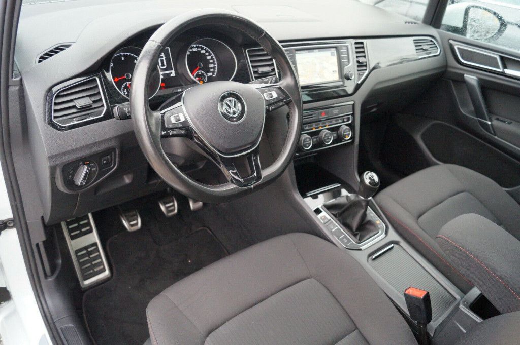Fahrzeugabbildung Volkswagen GOLF SPORTSVAN VII SOUND BMT*PANORAMA+AHK+NAVI*