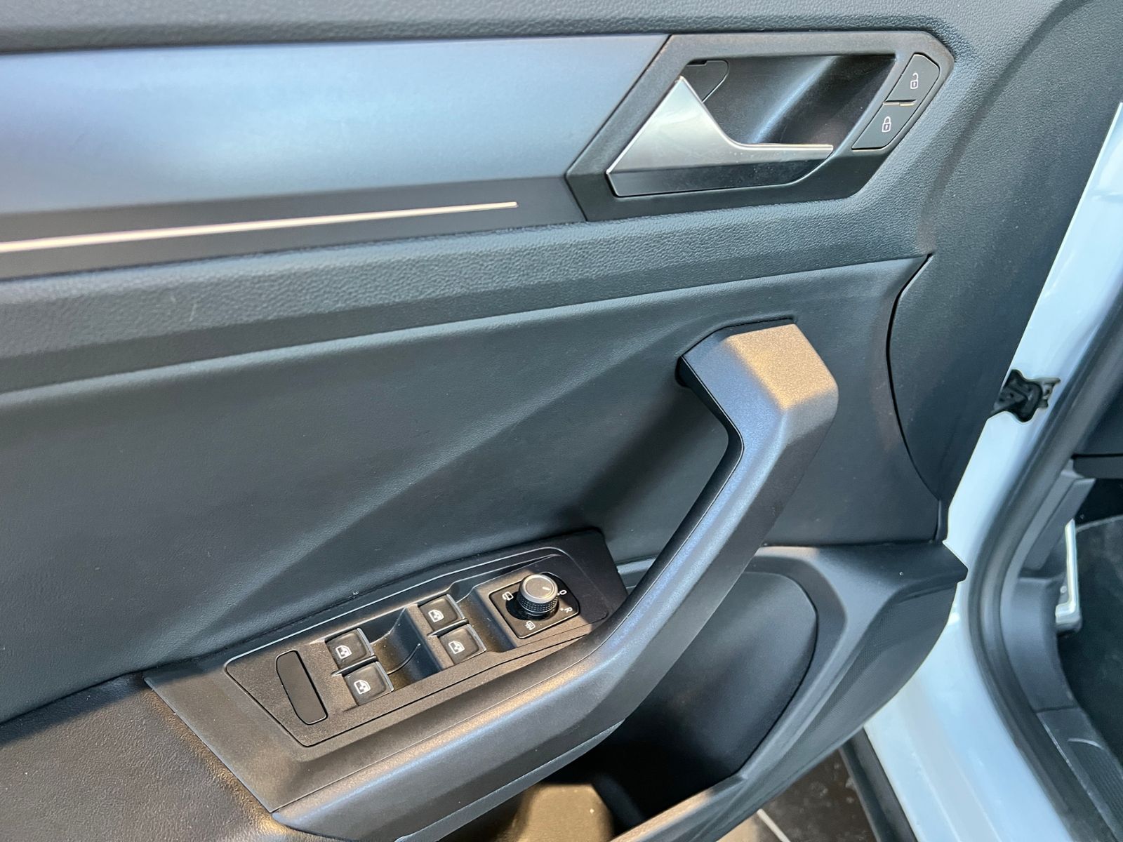 Fahrzeugabbildung Volkswagen T-Roc Cabrio R-Line Black AHK BEATS NAVI SHZ