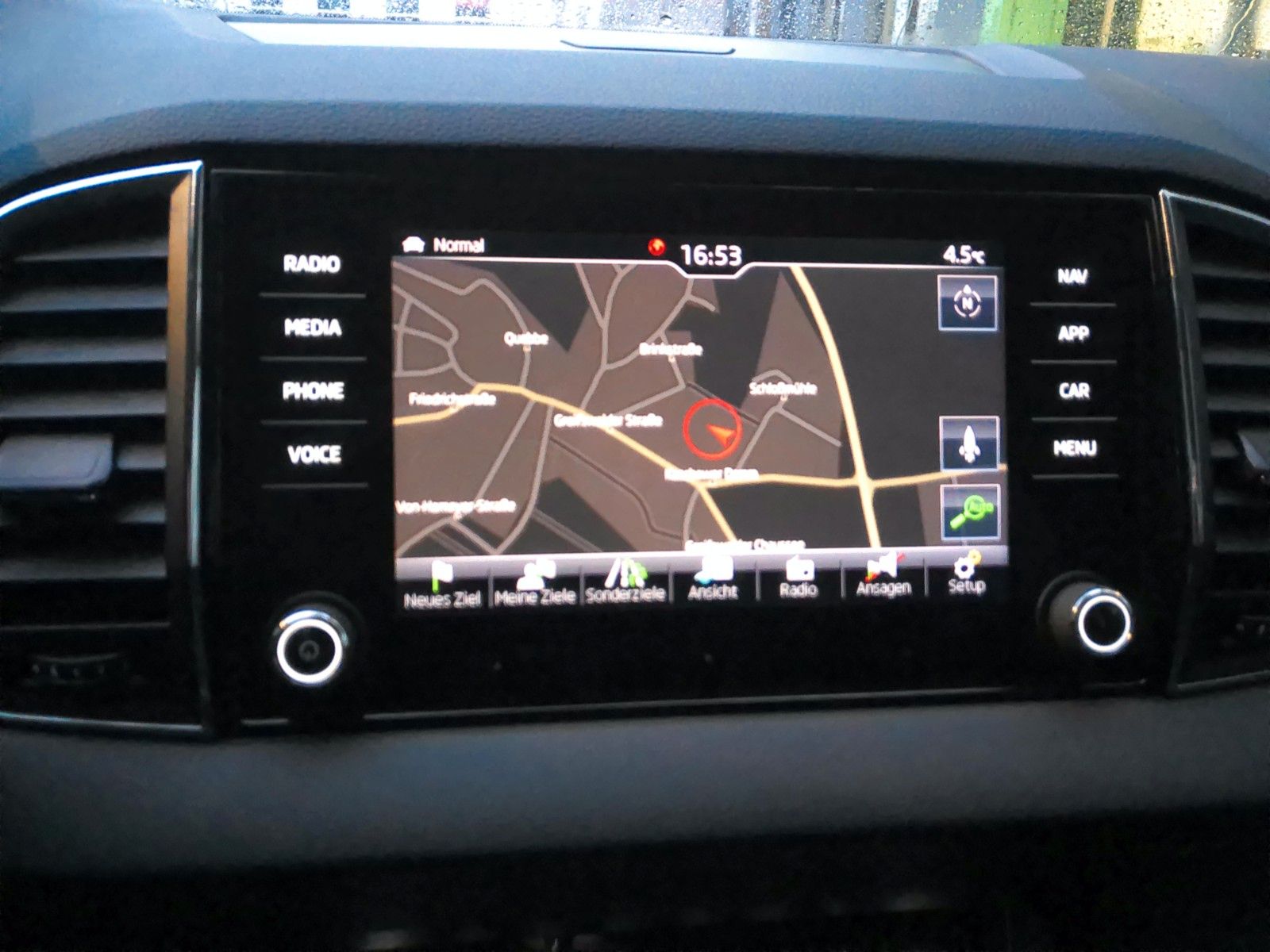 Fahrzeugabbildung SKODA Karoq Style 1.5 TSI LED DSG Navi