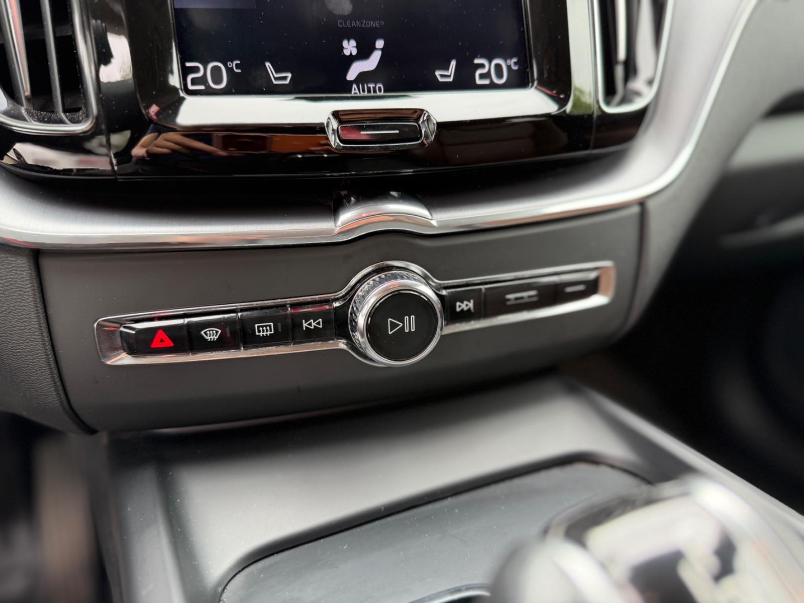 Volvo XC60 Momentum Pro*LEDER*ACC*LED*SENSUS*APPLECAR