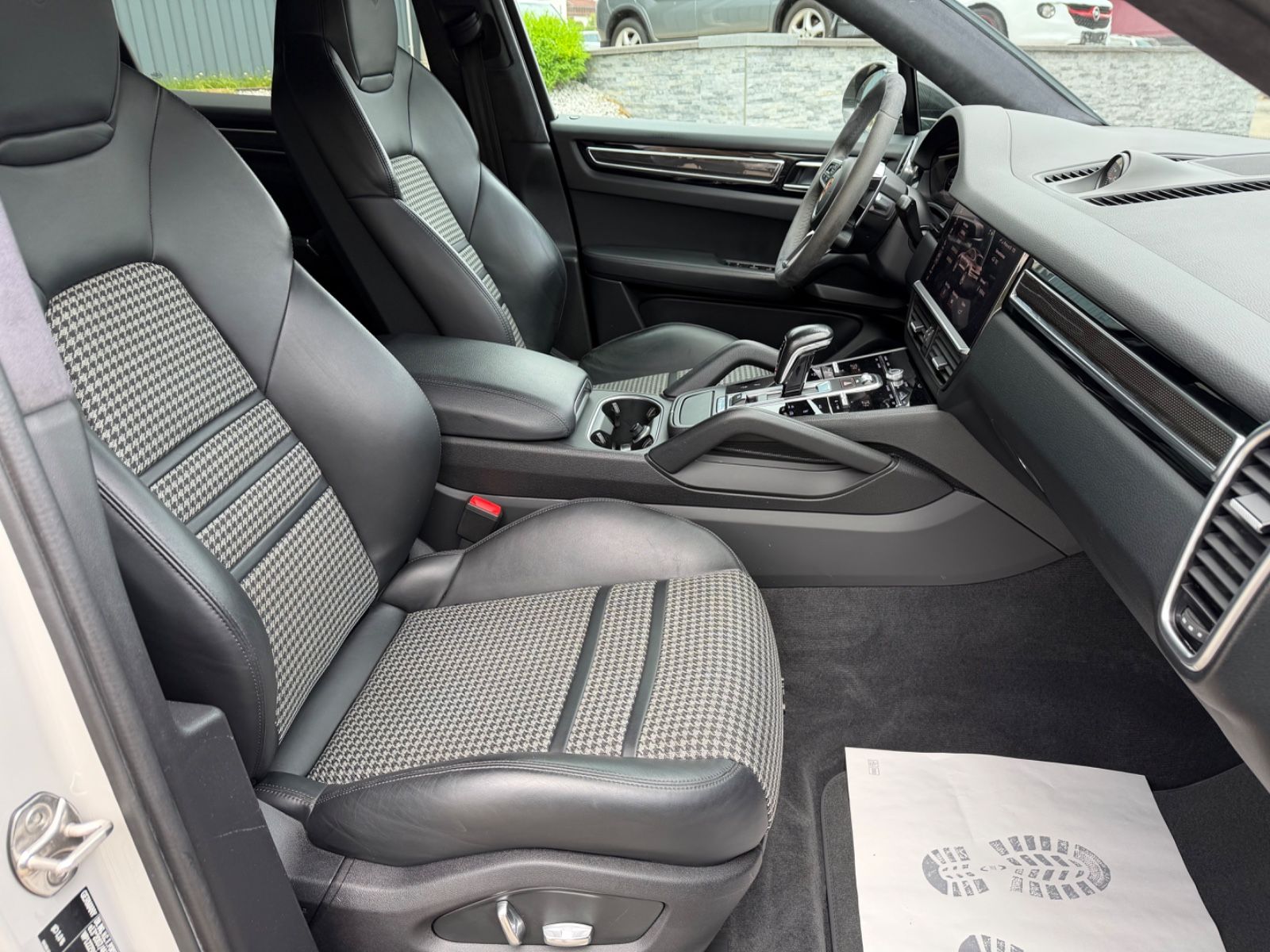 Fahrzeugabbildung Porsche Cayenne Coupe°Kreide°Sportpaket°AHK°Carbon°22Zol