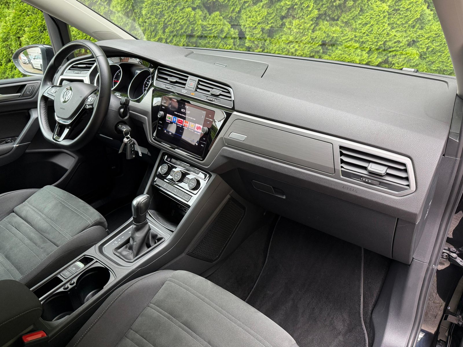Fahrzeugabbildung Volkswagen Touran 2.0 TDI DSG Comfort LED+NAV+ACC+SHZ+CARPL