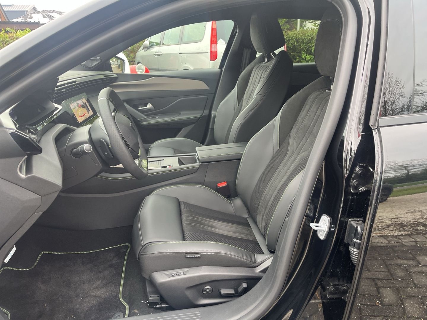 Fahrzeugabbildung Peugeot 308 Hybrid 1.2 GT136 e-DSC6 Navi Soundsystem