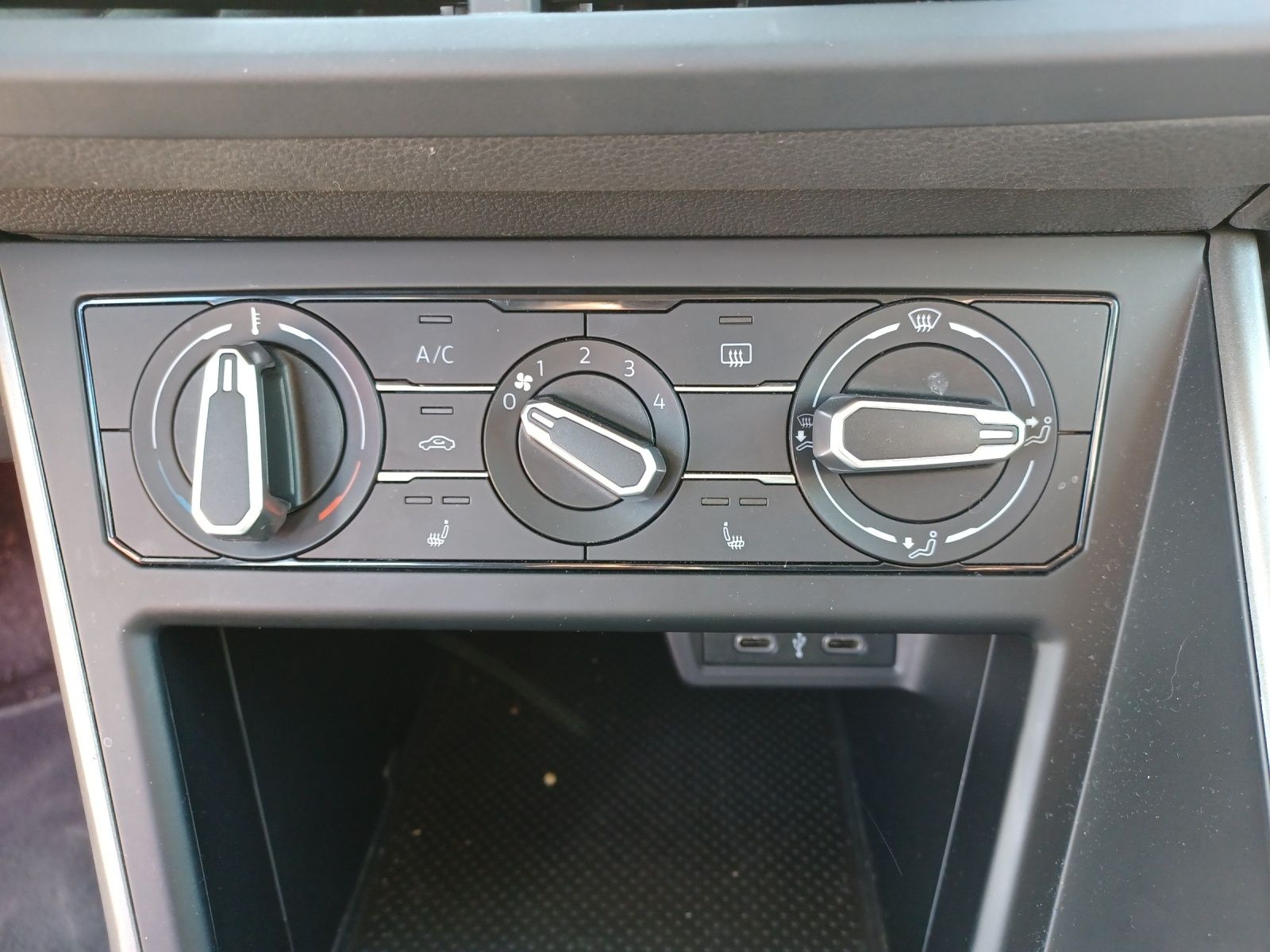 Fahrzeugabbildung Volkswagen Polo Comfortline Climatronic PDC SH App Connect