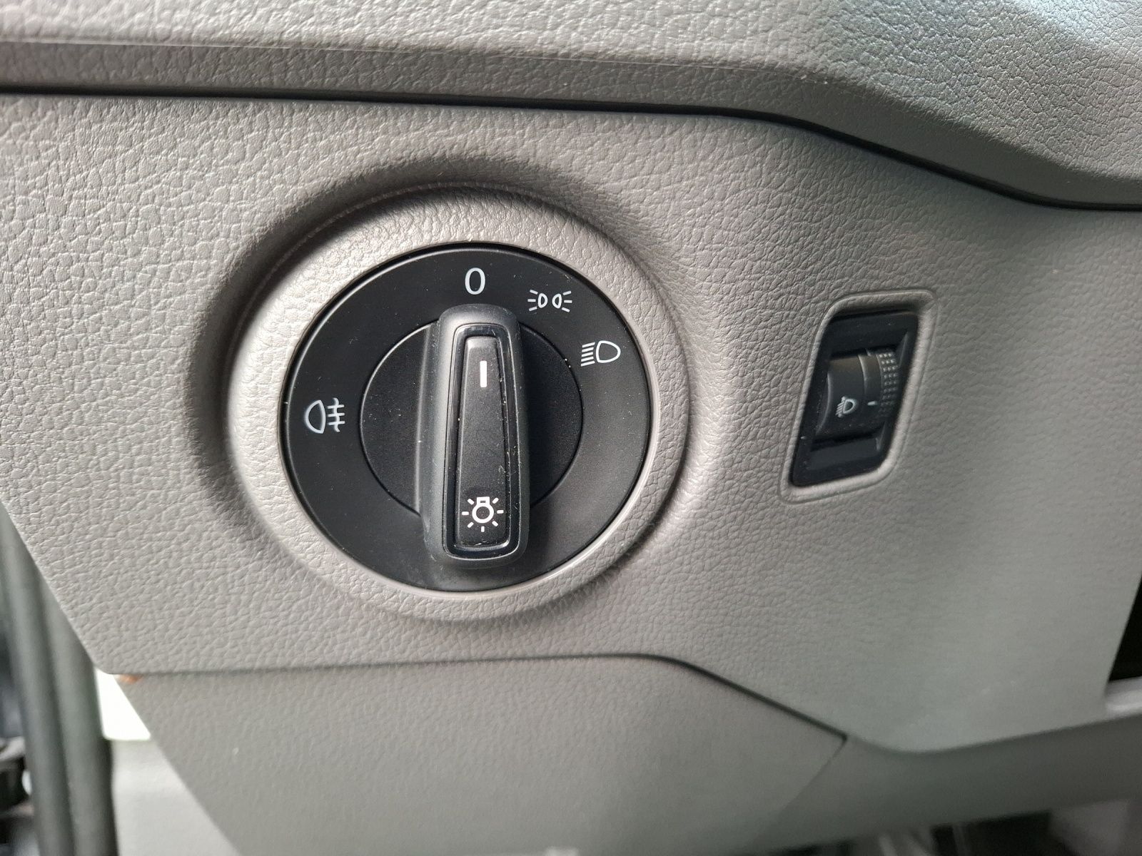 Fahrzeugabbildung Volkswagen Crafter Kasten 35 MR HD AHK Navi Klima GRA RFK