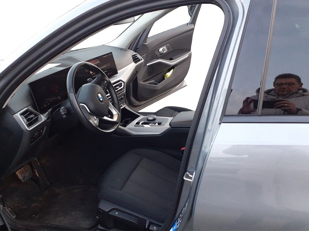 BMW 320d Touring XDrive Steptronic LED*NAV*SHZ*PDC*T foto 11