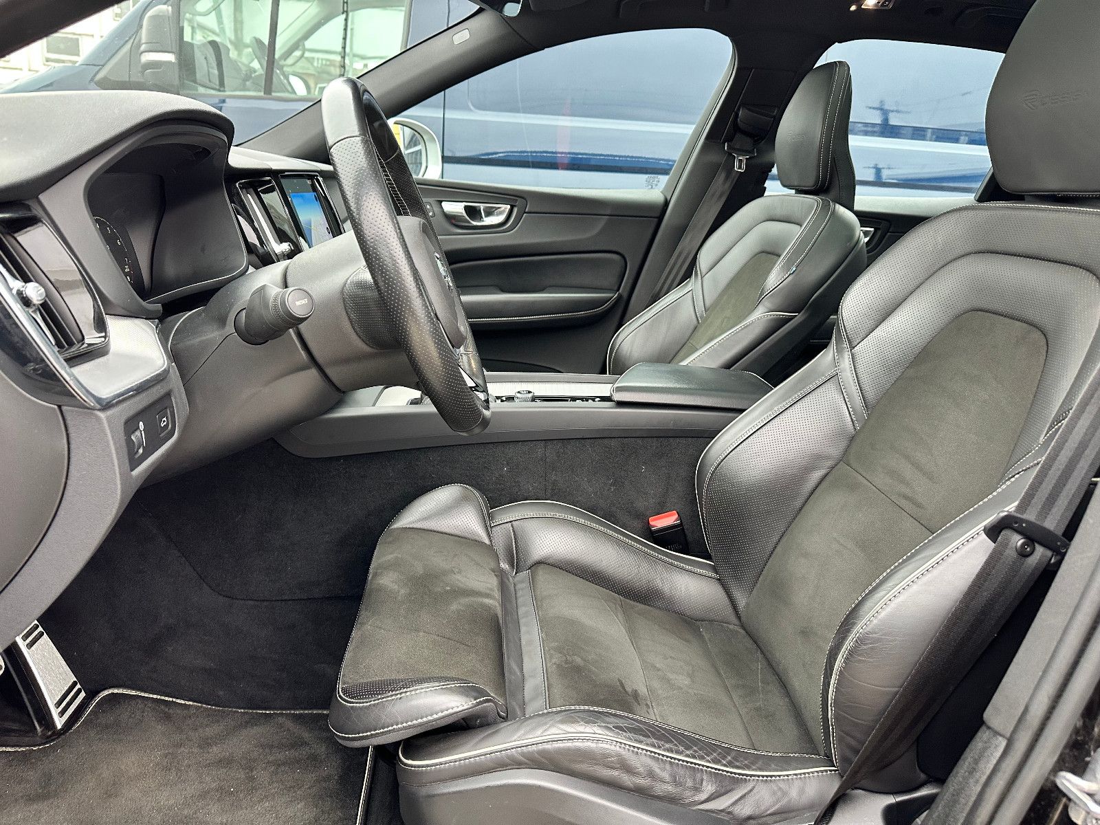 Fahrzeugabbildung Volvo XC60 T5 R DESIGN AWD*PANO+AHK+LED*