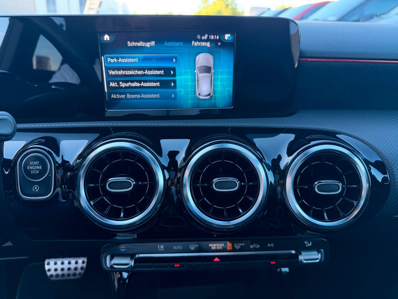 Fahrzeugabbildung Mercedes-Benz A 180 AMG Night+Pano+LED+Carplay