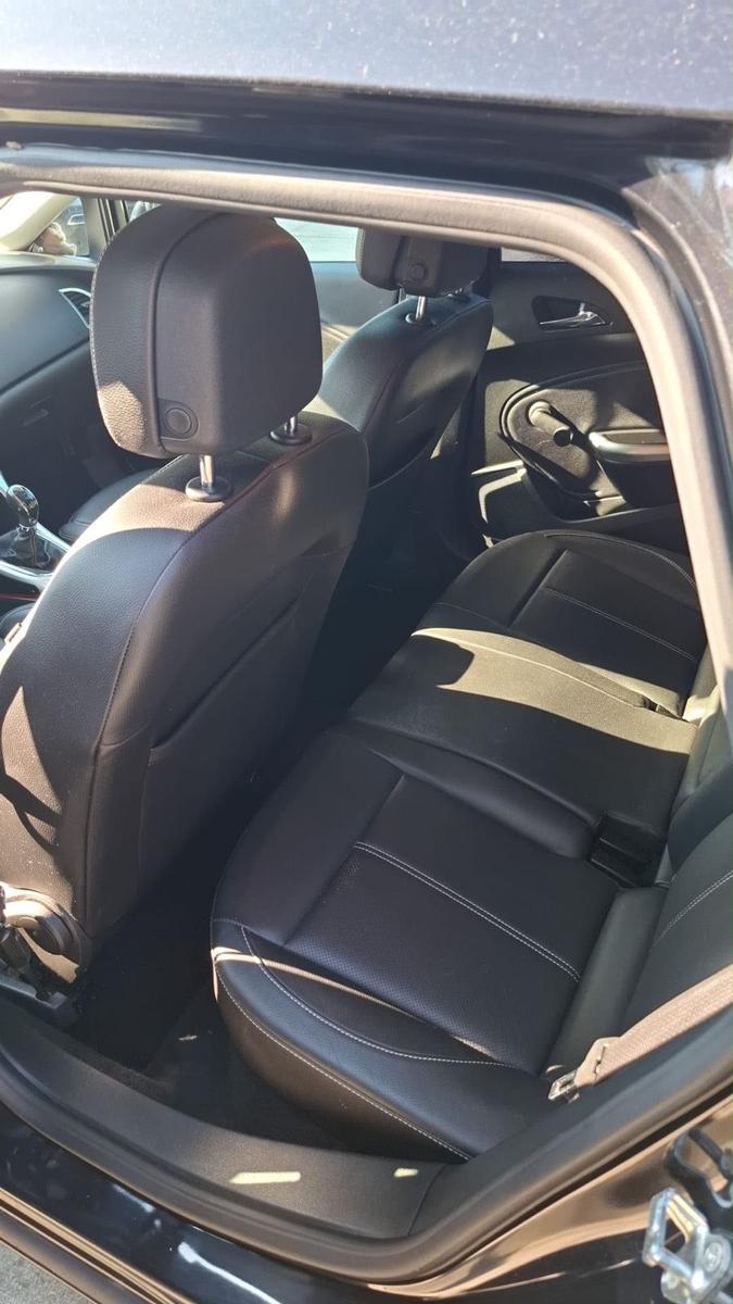 Opel Astra 2011 — photo 9