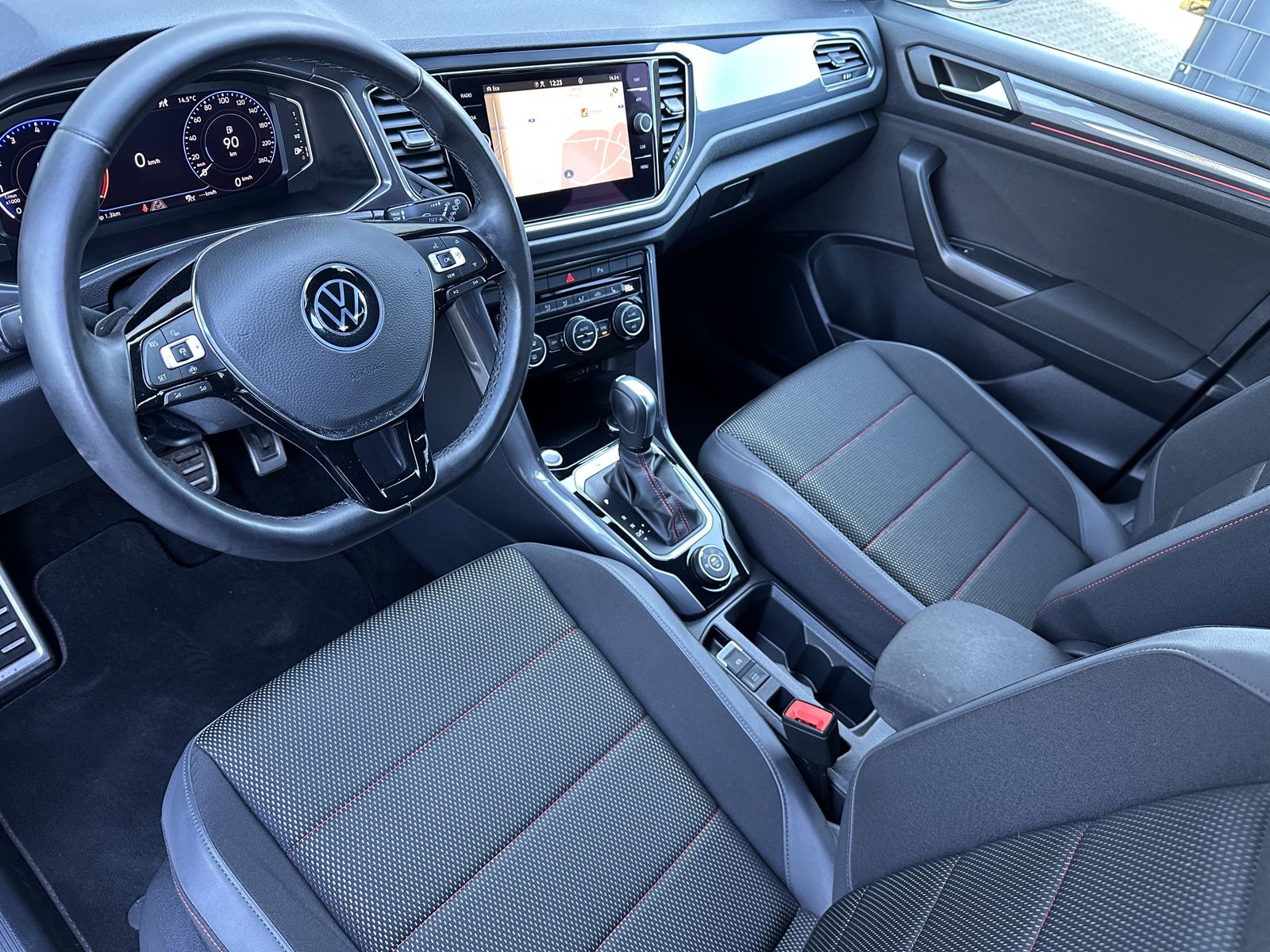Fahrzeugabbildung Volkswagen T-Roc 2.0 TSI DSG R-Line 4M NAV+LED+ACC+AHK+KAM