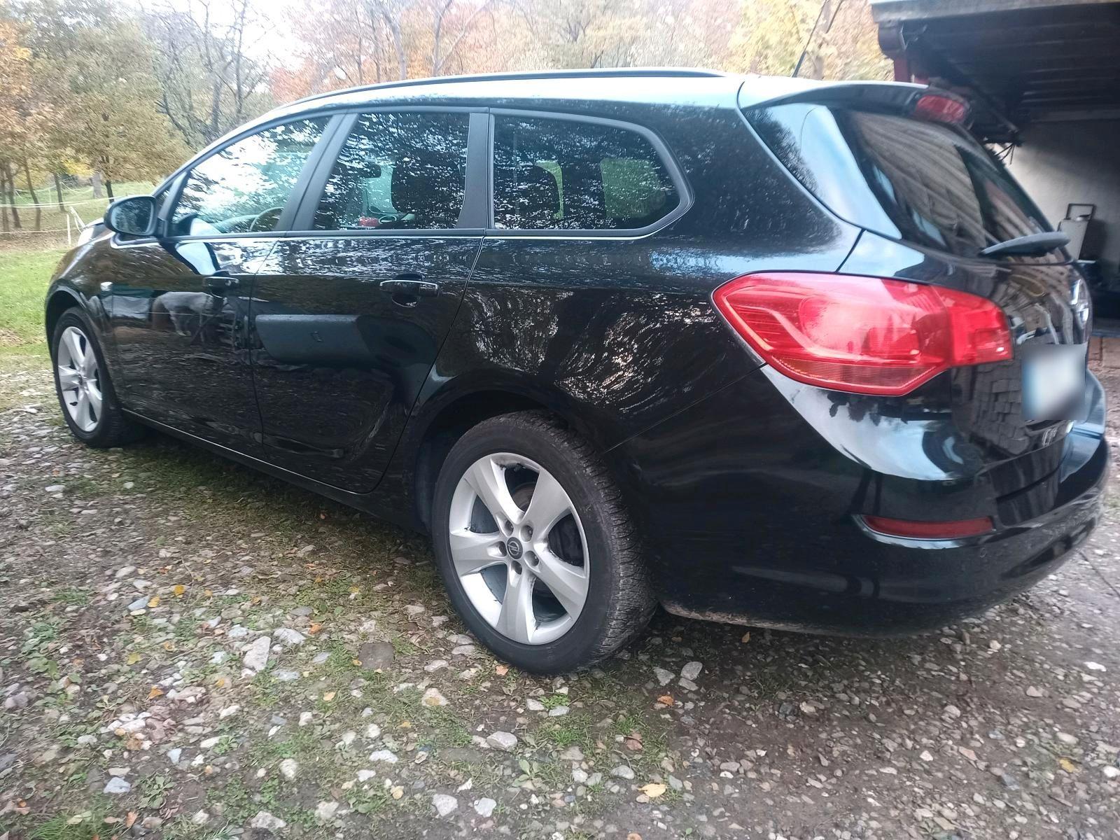 Opel Astra 2012 — interior