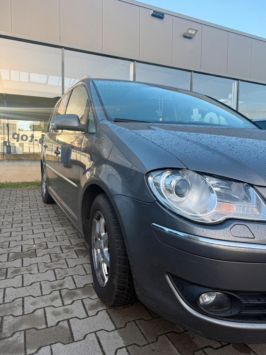 Volkswagen Touran 2009 — interior