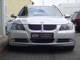 BMW 330 Baureihe 3 Touring 330i xDrive Allradantrieb - silberne BMW 330