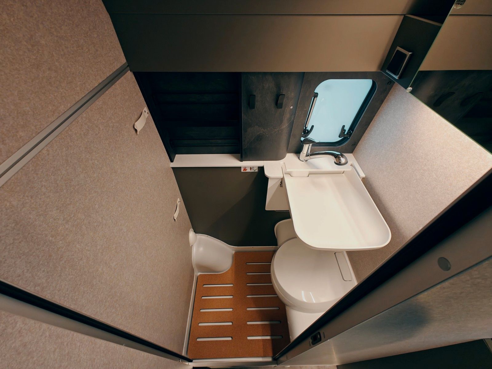 Fahrzeugabbildung HYMER / ERIBA / HYMERCAR GRAND CANYON S 4x4 MB 600 2025 - SCHLAFDACH