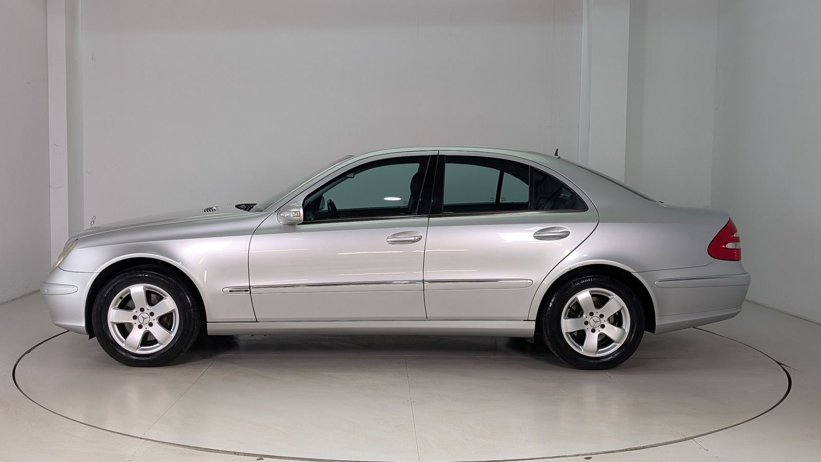 Fahrzeugabbildung Mercedes-Benz E 320 4Matic * Bi- Xenon * STHZ * Elegance