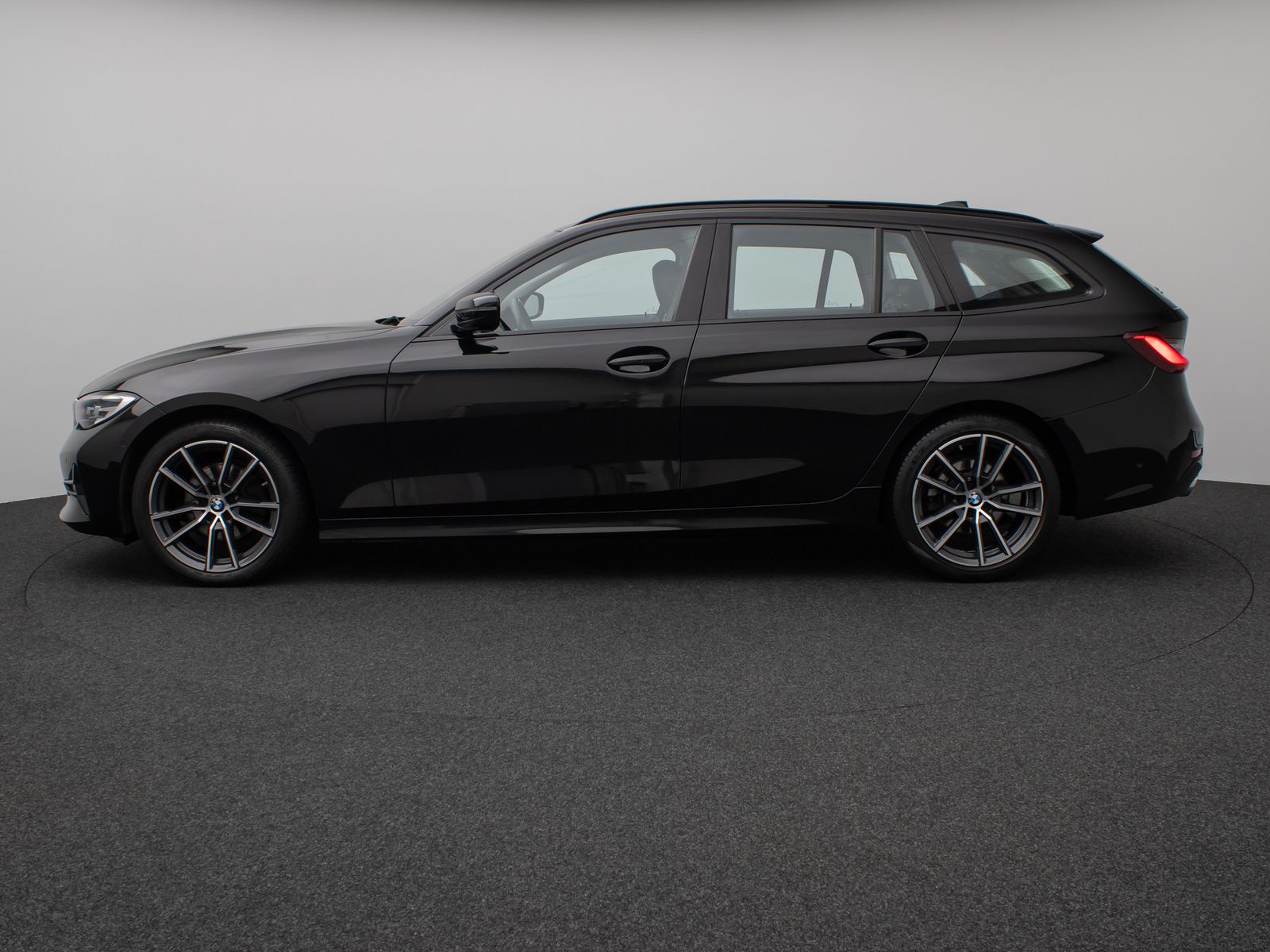 Fahrzeugabbildung BMW 320d  Sport Line Panorama HUD DAB Lordos LED PDC