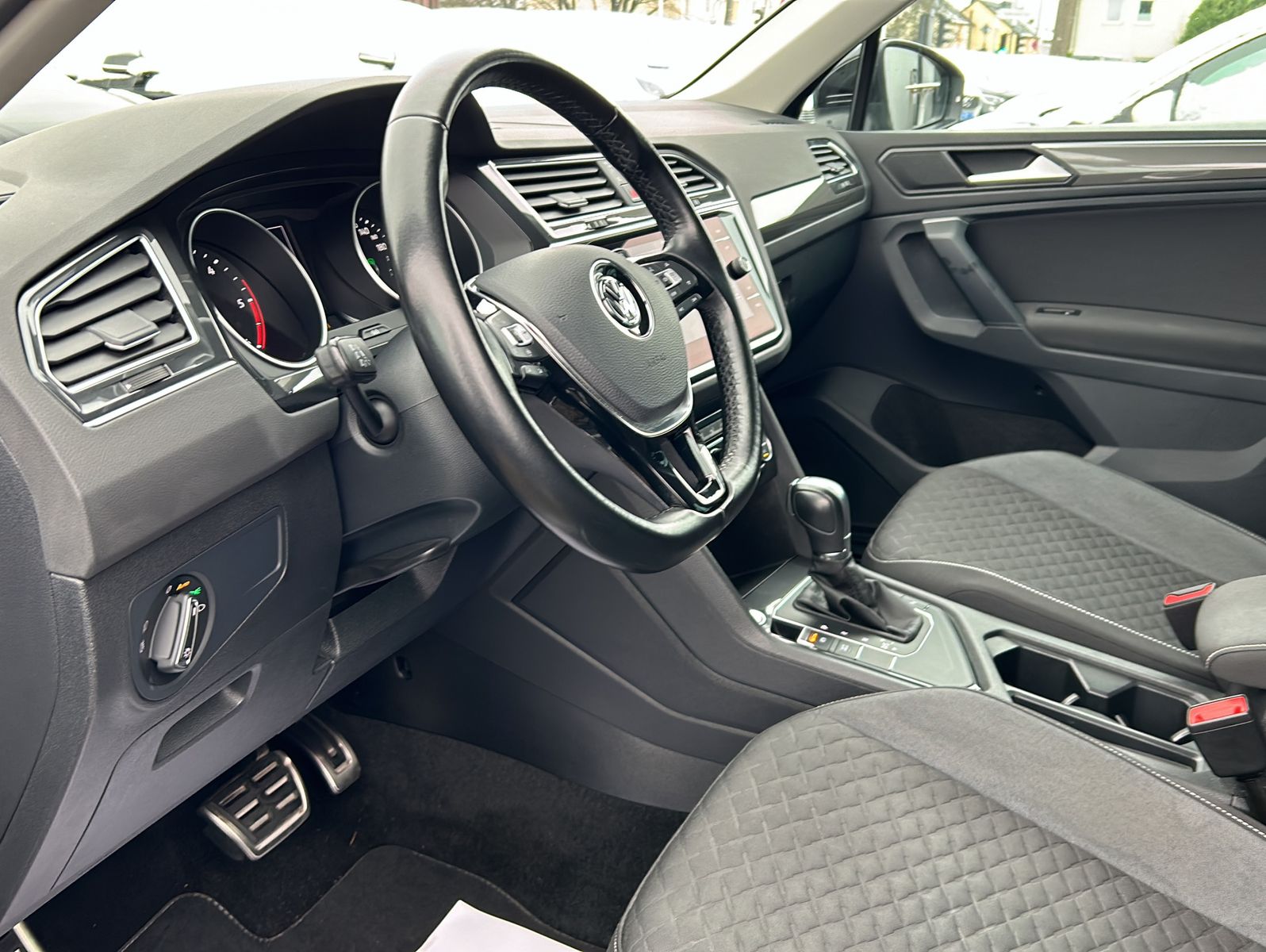 Fahrzeugabbildung Volkswagen Tiguan 2,0 TDI R-Line-Paket Exterieur Join