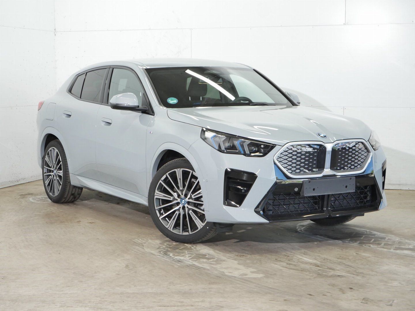 Fahrzeugabbildung BMW iX2 xDrive30 |M Sportpaket |Aktivsitz |20" BMW I