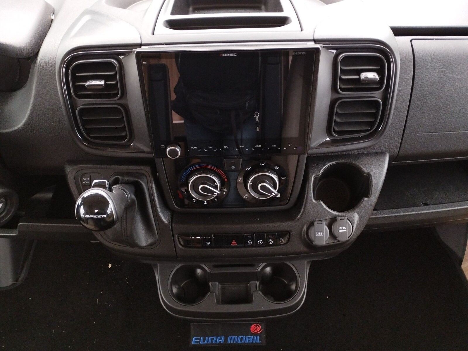 Fahrzeugabbildung Eura Mobil Integra Line IL 720 EF SAT, SOLAR, LUFTFEDERUNG