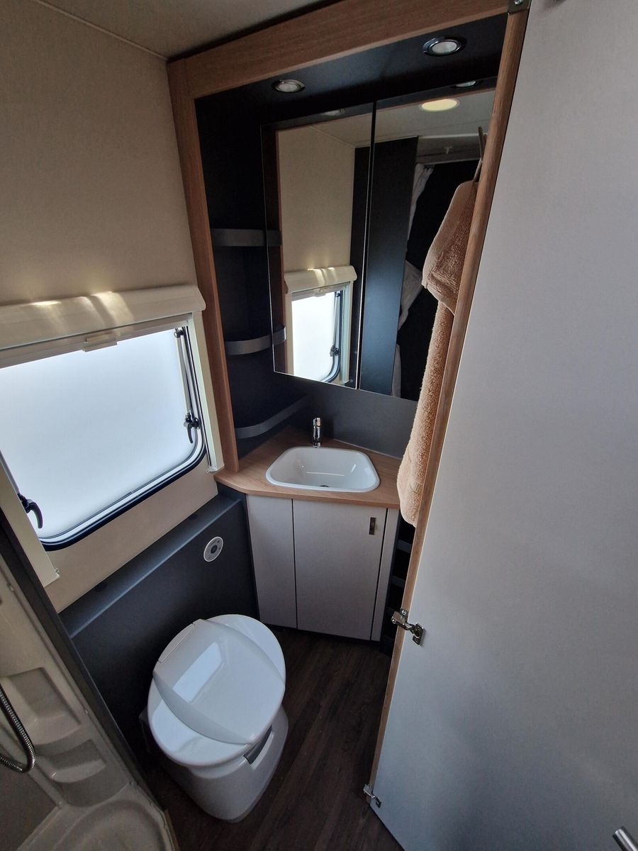 Fahrzeugabbildung Knaus Sport 500 KD 3 Stockbett mit Garagentür, 1800 kg