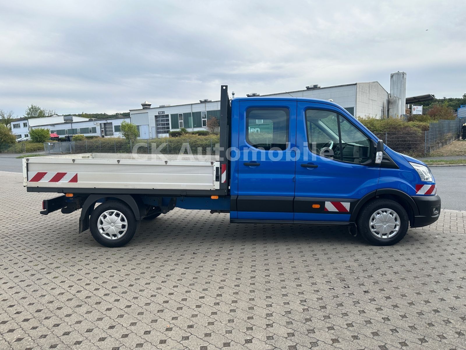 Fahrzeugabbildung Ford Transit Pritsche 350 L3 DoKa Trend/7 Sitze/AHK